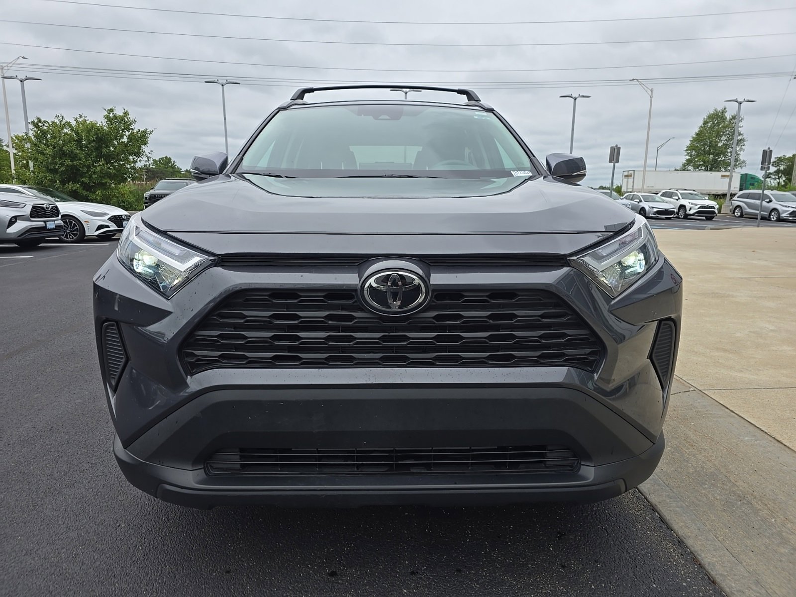2022 Toyota RAV4 XLE photo 2
