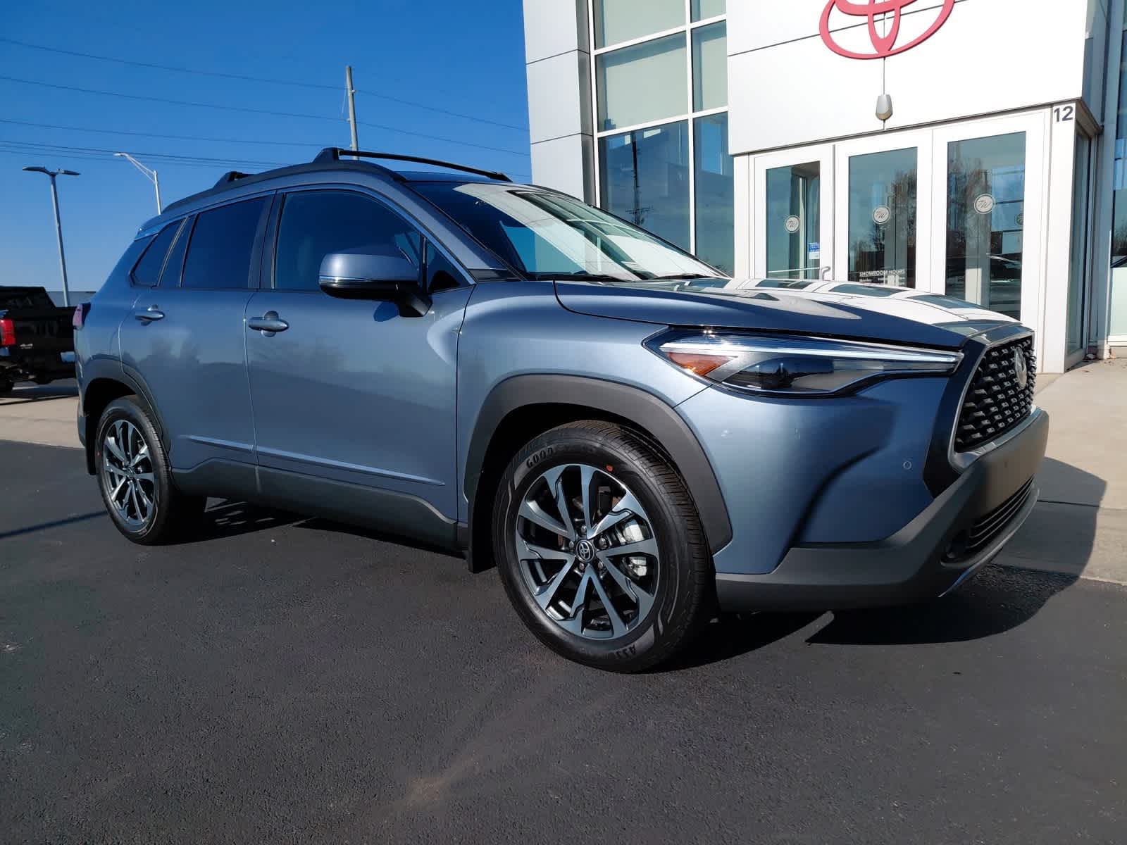 2023 Toyota Corolla Cross XLE photo 3