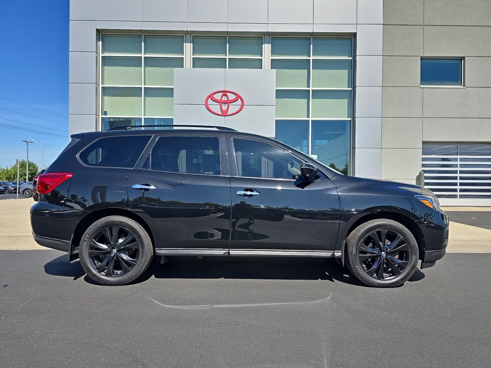 Used 2018 Nissan Pathfinder SL with VIN 5N1DR2MMXJC646478 for sale in Whitestown, IN