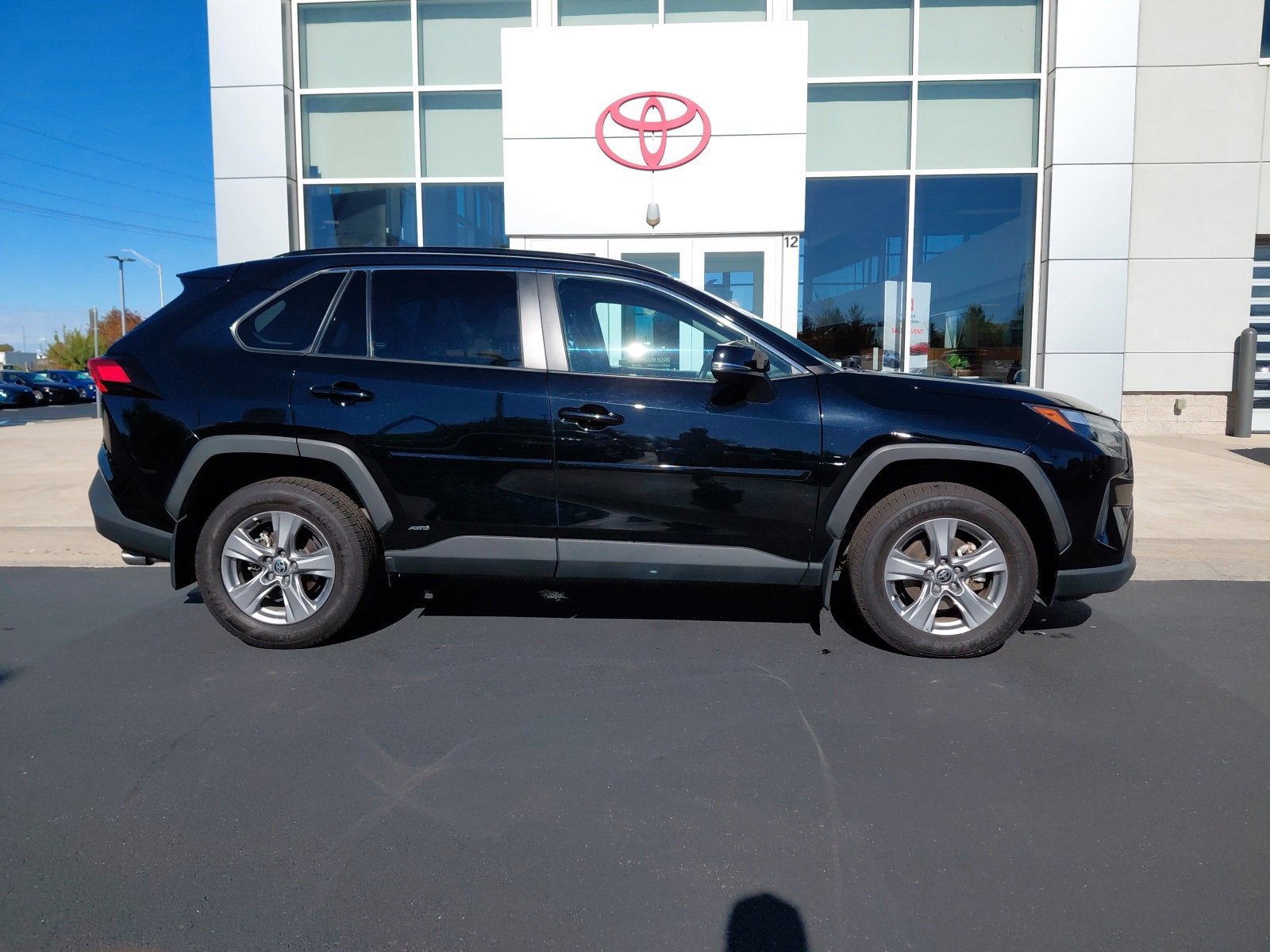 2022 Toyota RAV4 Hybrid XLE photo 3