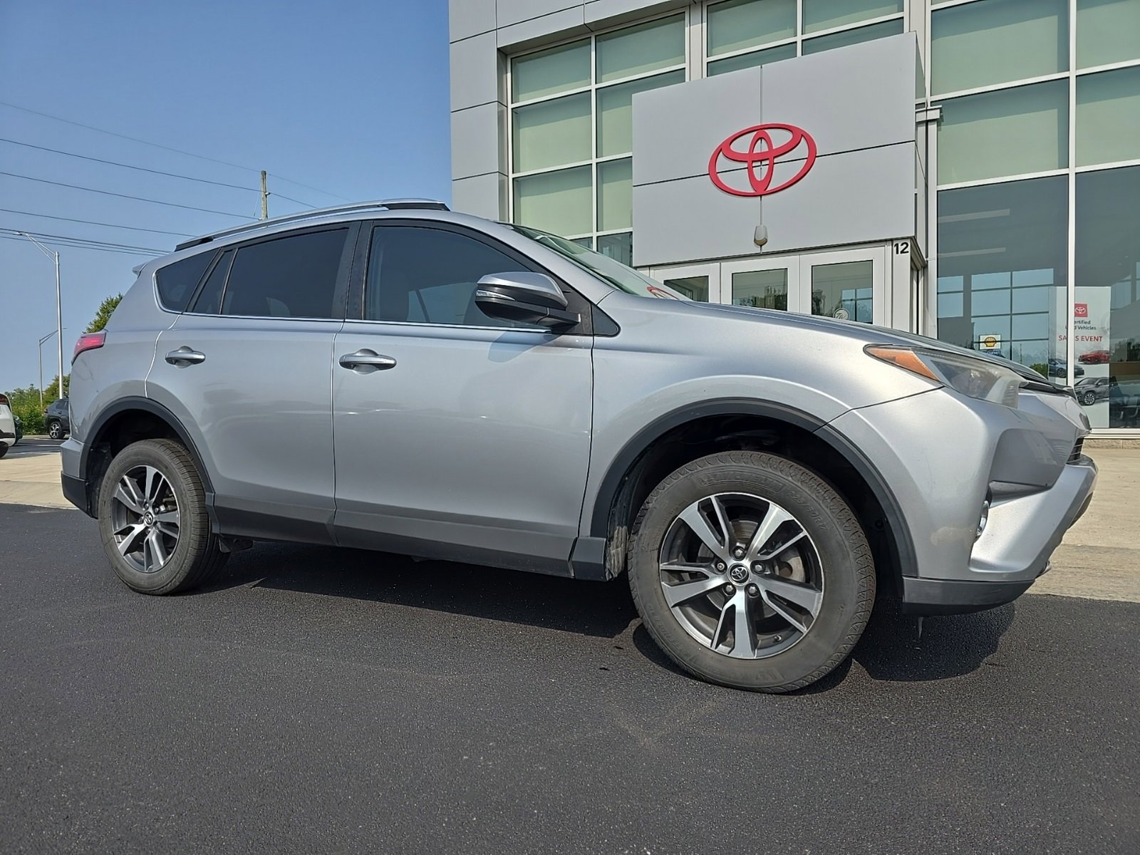 2016 Toyota RAV4 XLE photo 3
