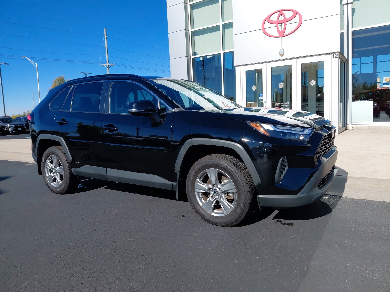 2022 Toyota RAV4 Hybrid XLE photo 2