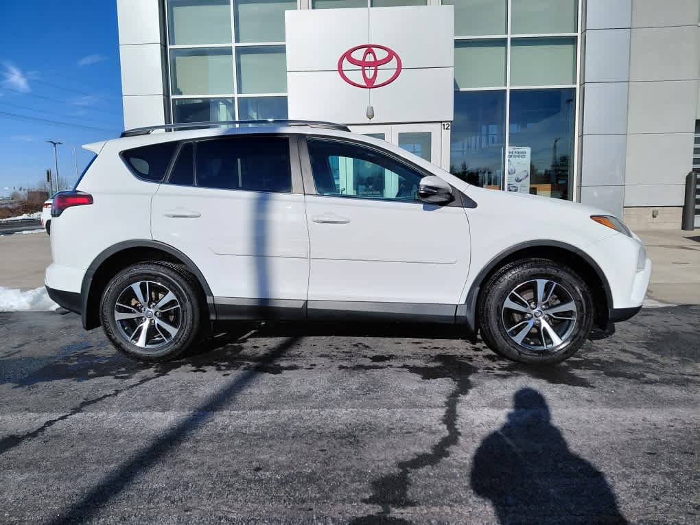 2017 Toyota RAV4 XLE photo 3