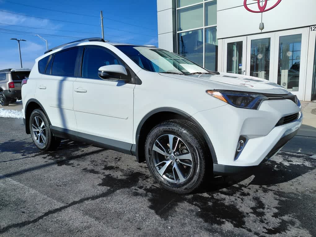 2017 Toyota RAV4 XLE photo 4