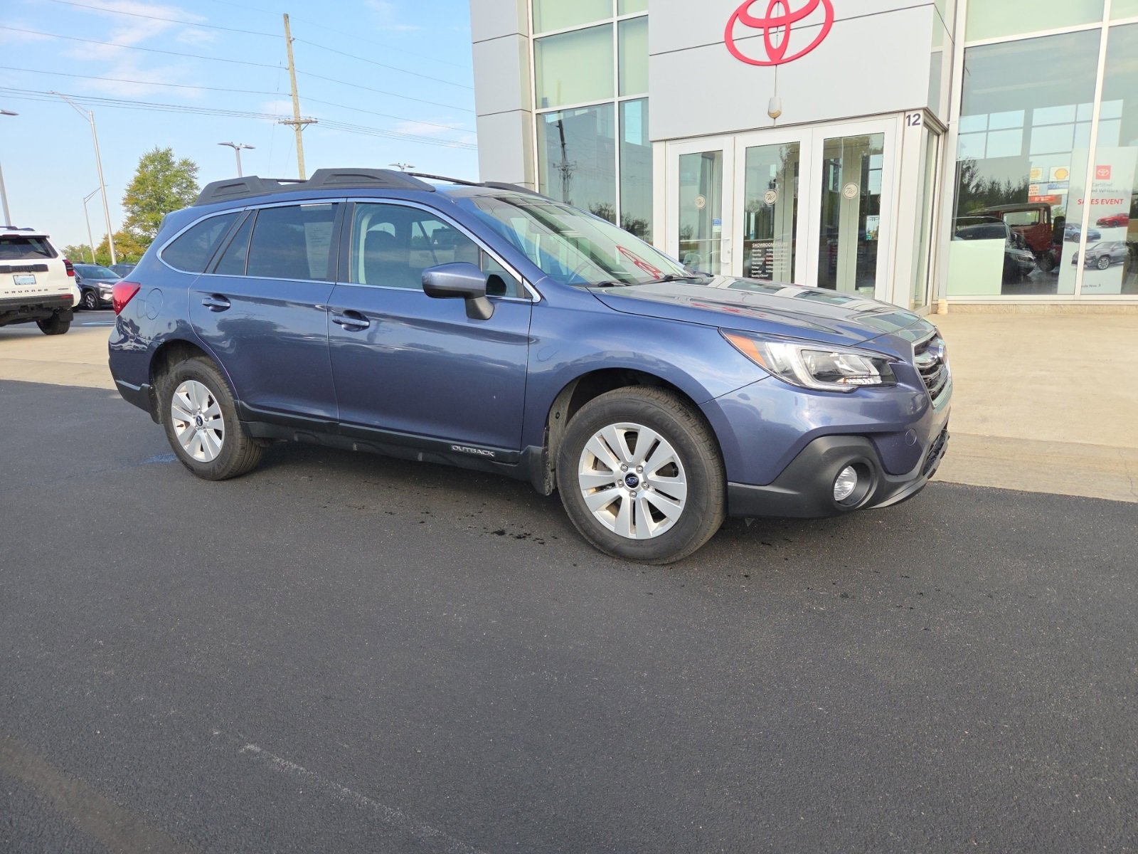 2018 Subaru Outback 2.5i Premium photo 3
