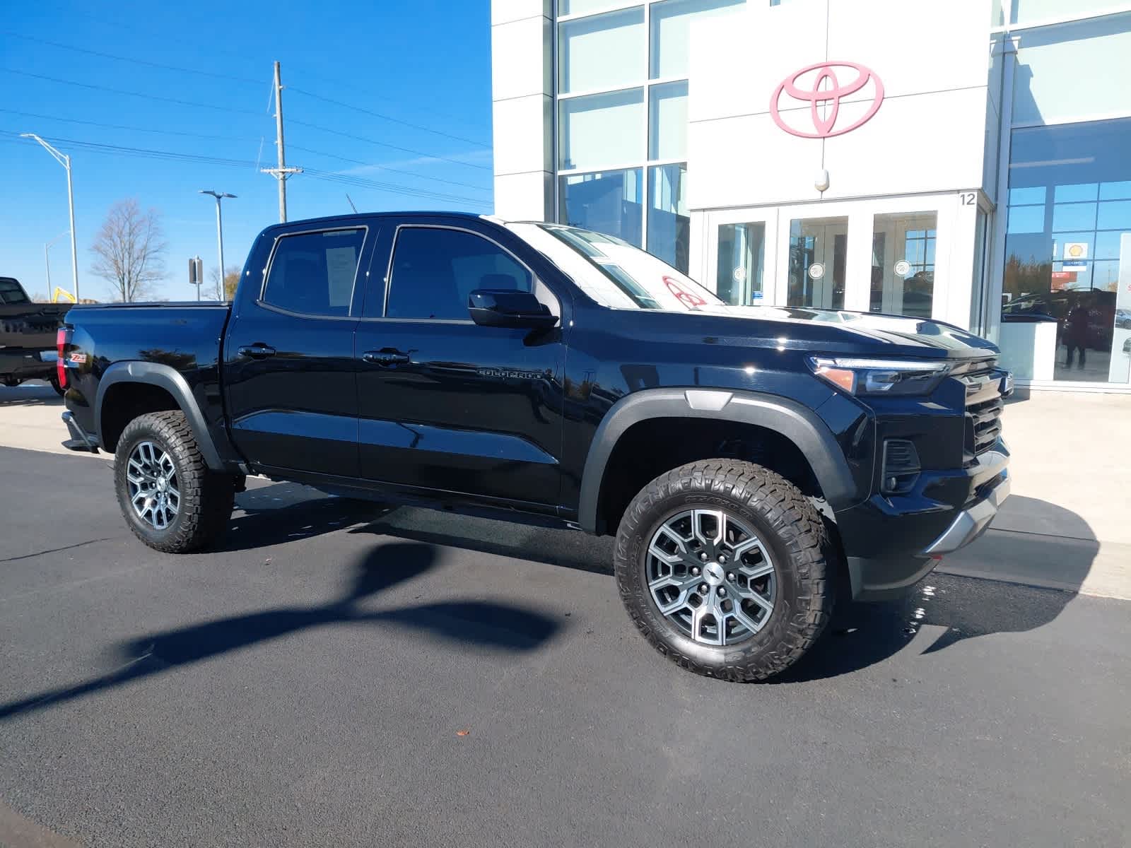 2023 Chevrolet Colorado Z71 photo 2