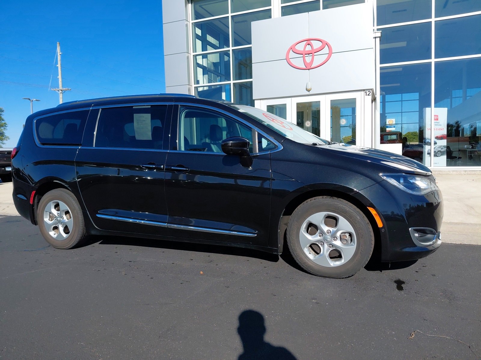 2017 Chrysler Pacifica Touring Plus photo 2