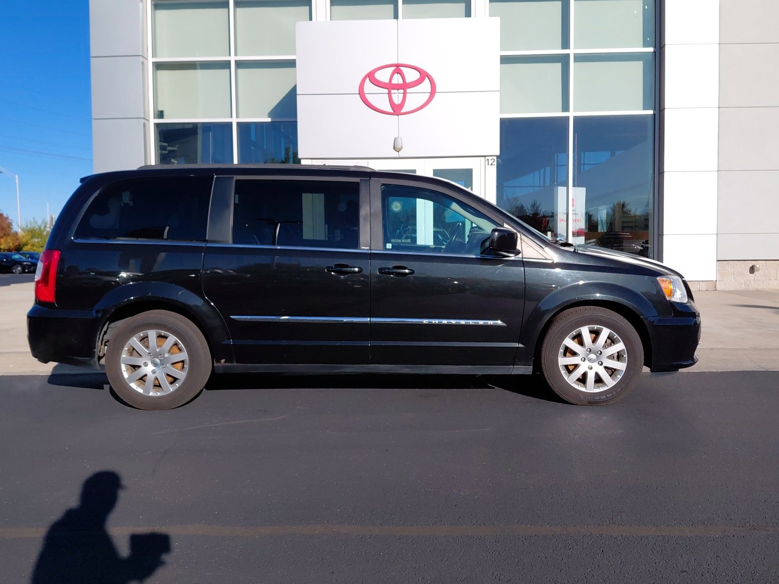 2013 Chrysler Town & Country Touring photo 3