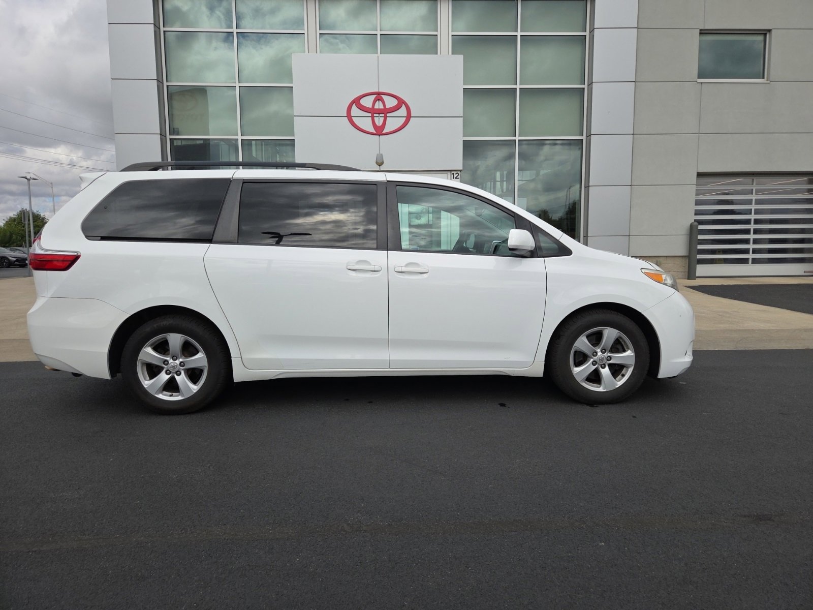 2015 Toyota Sienna LE photo 3