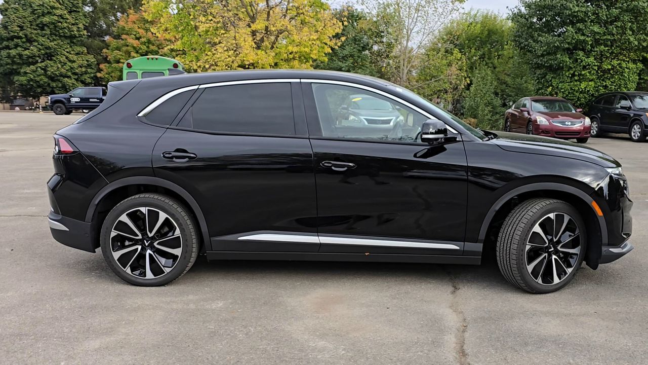 2025 VinFast VF 8 Plus - Photo 9