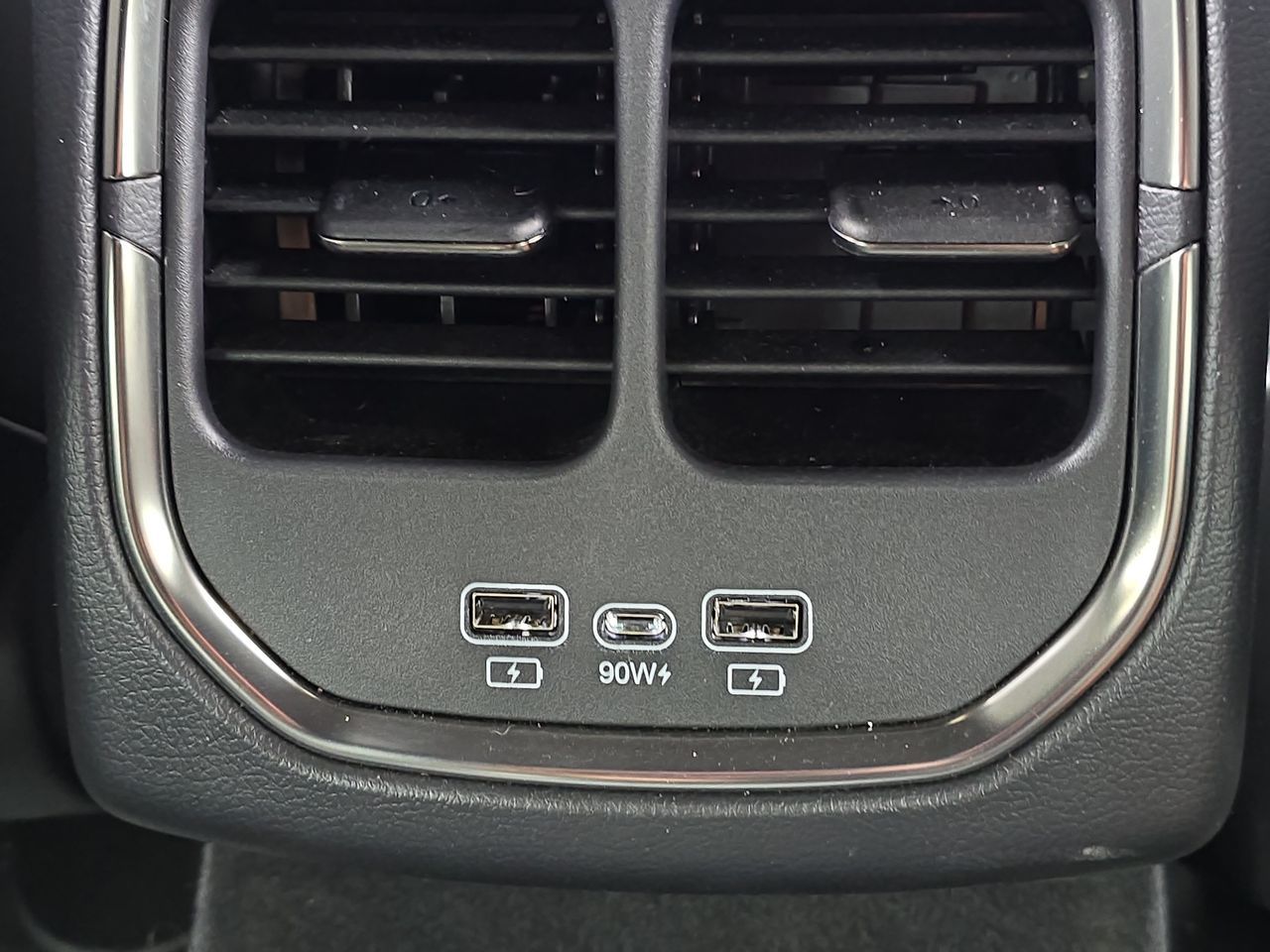 2025 VinFast VF 8 Plus - Photo 21