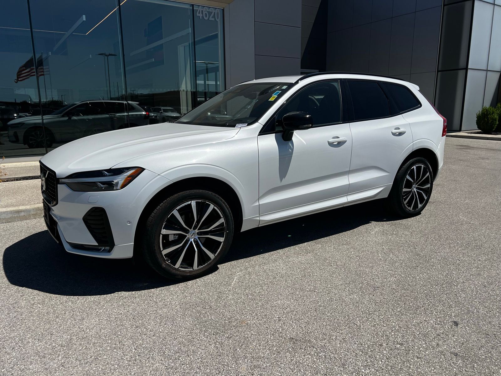 2024 Volvo XC60 B5 Plus Dark Theme AWD's photo