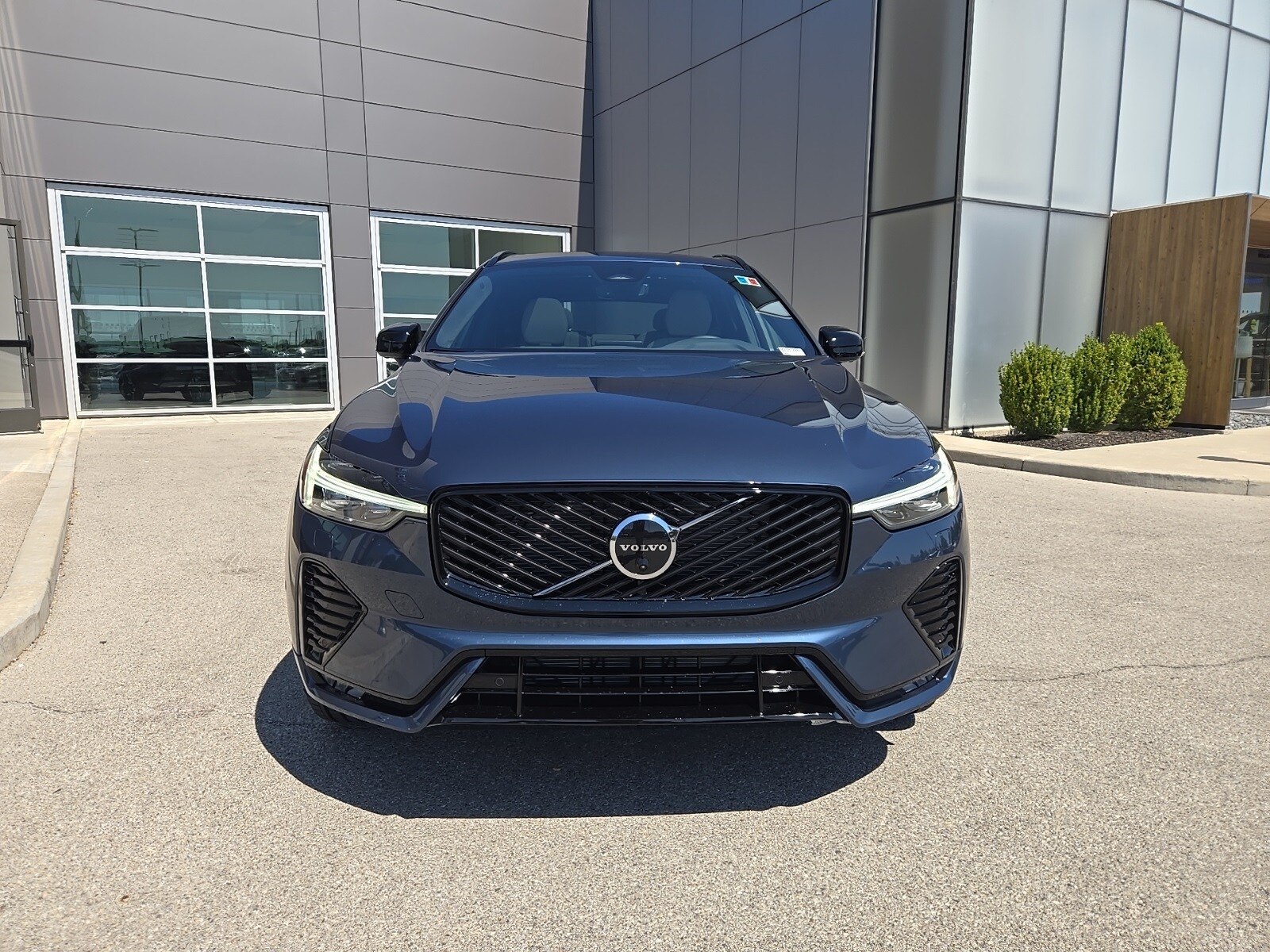 2026 Volvo XC60 B5 Plus photo 3