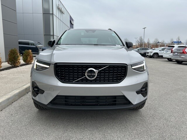 2025 Volvo XC40 photo 3