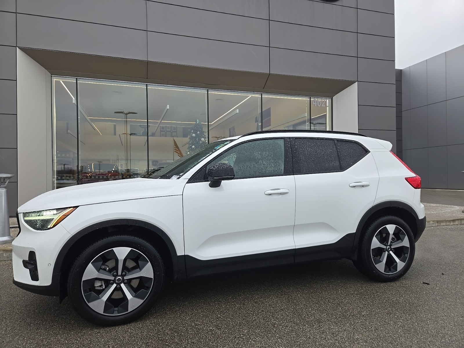 2025 Volvo XC40 Plus's photo