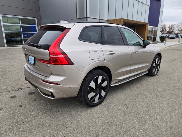2025 Volvo XC60 T8 Plus photo 2