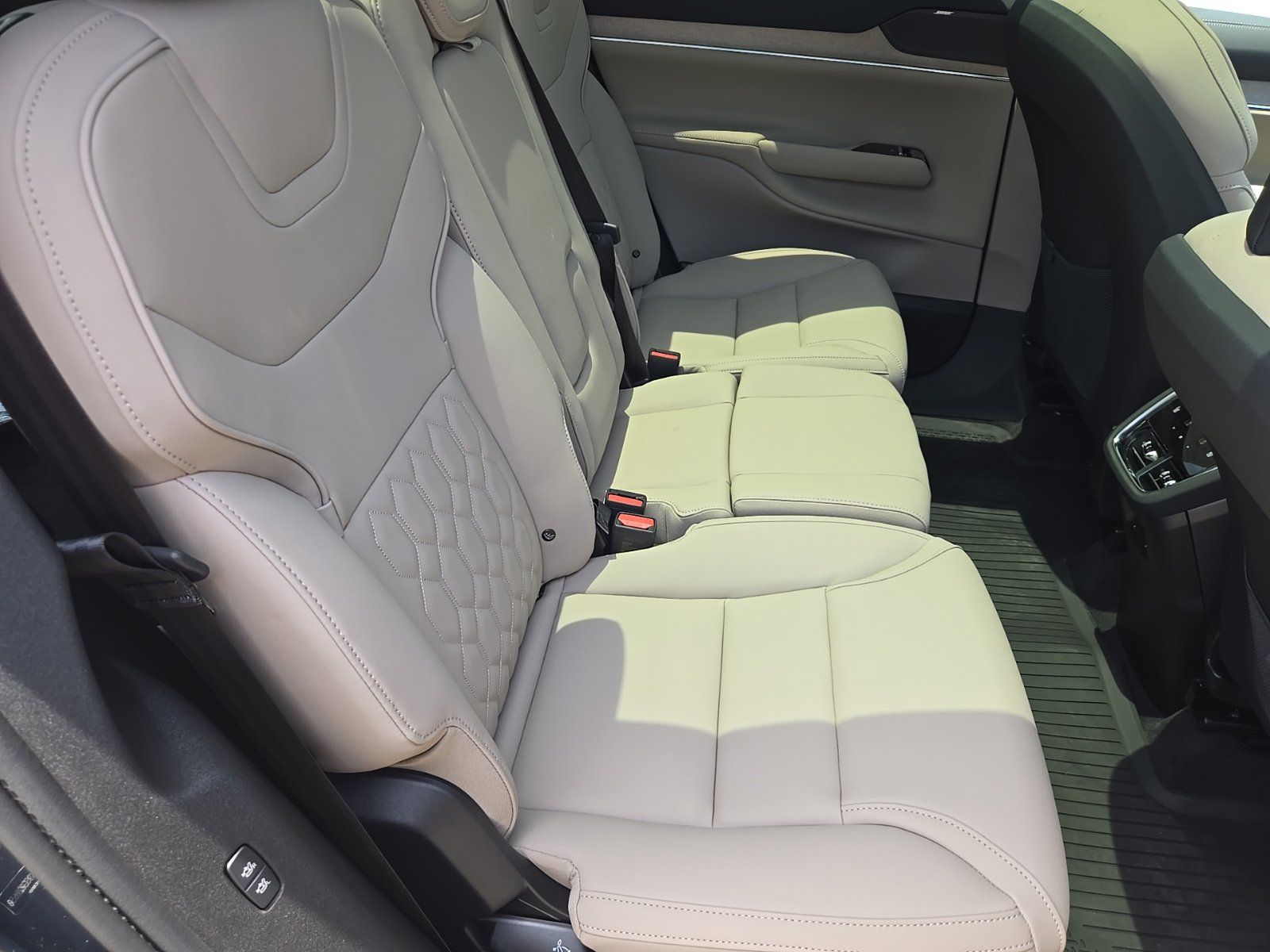 2025 Volvo EX90 Plus - Photo 32