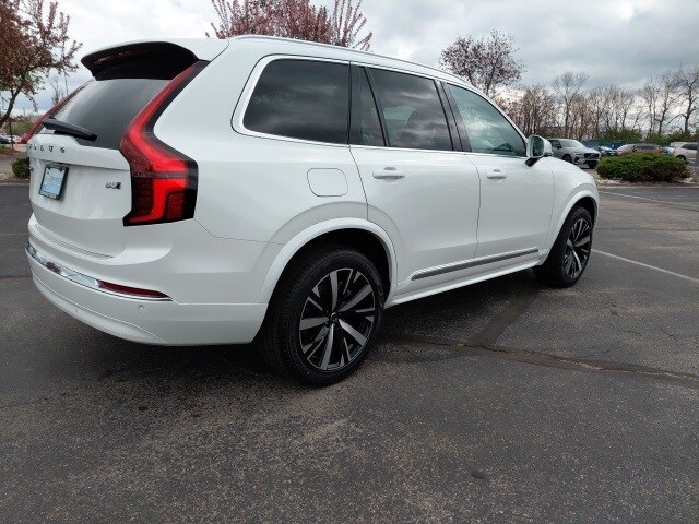 2025 Volvo XC90 B5 Core photo 2