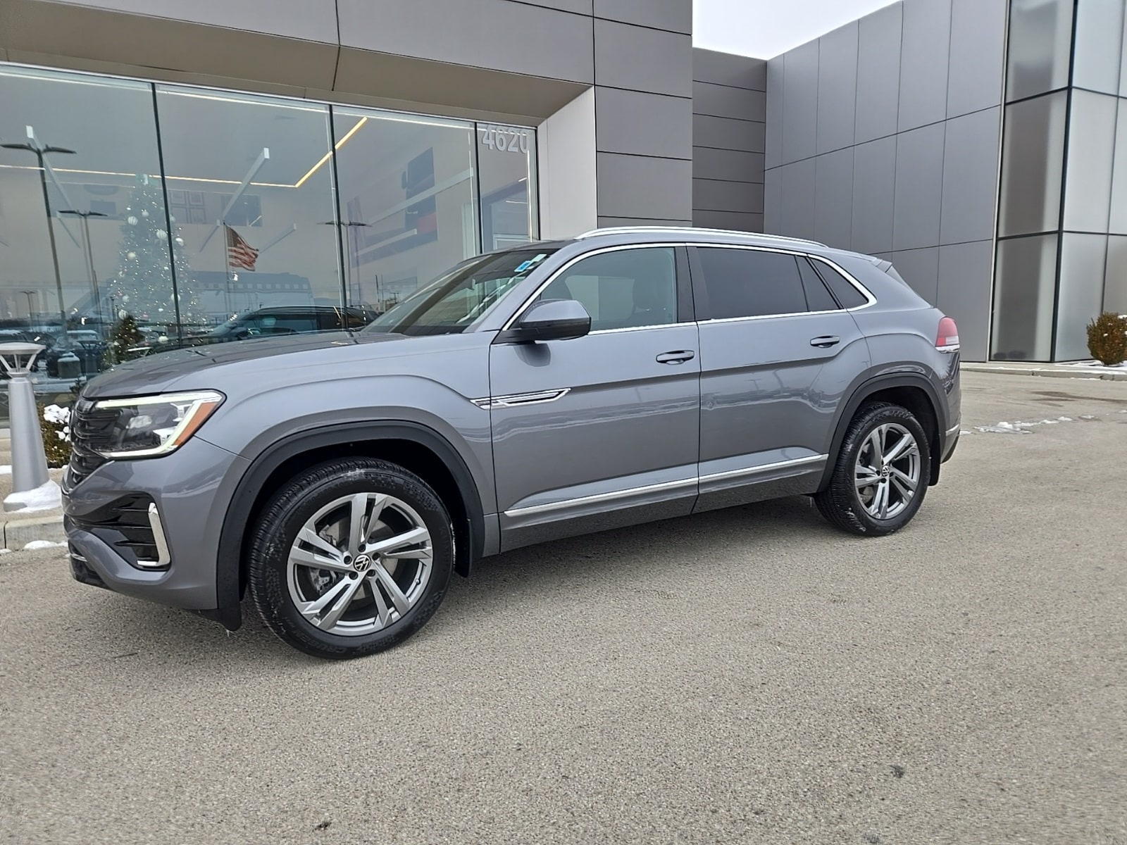 2024 Volkswagen Atlas Cross Sport SEL R-LINE's photo