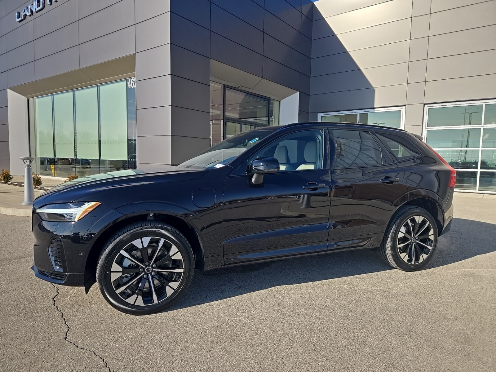 2026 Volvo XC60 Plus's photo