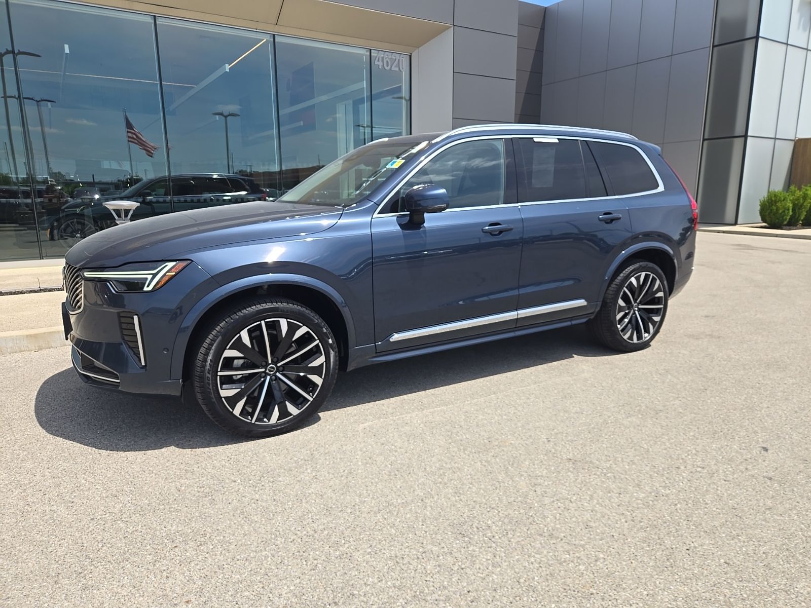 2025 Volvo XC90 B5 Plus Bright 4WD's photo