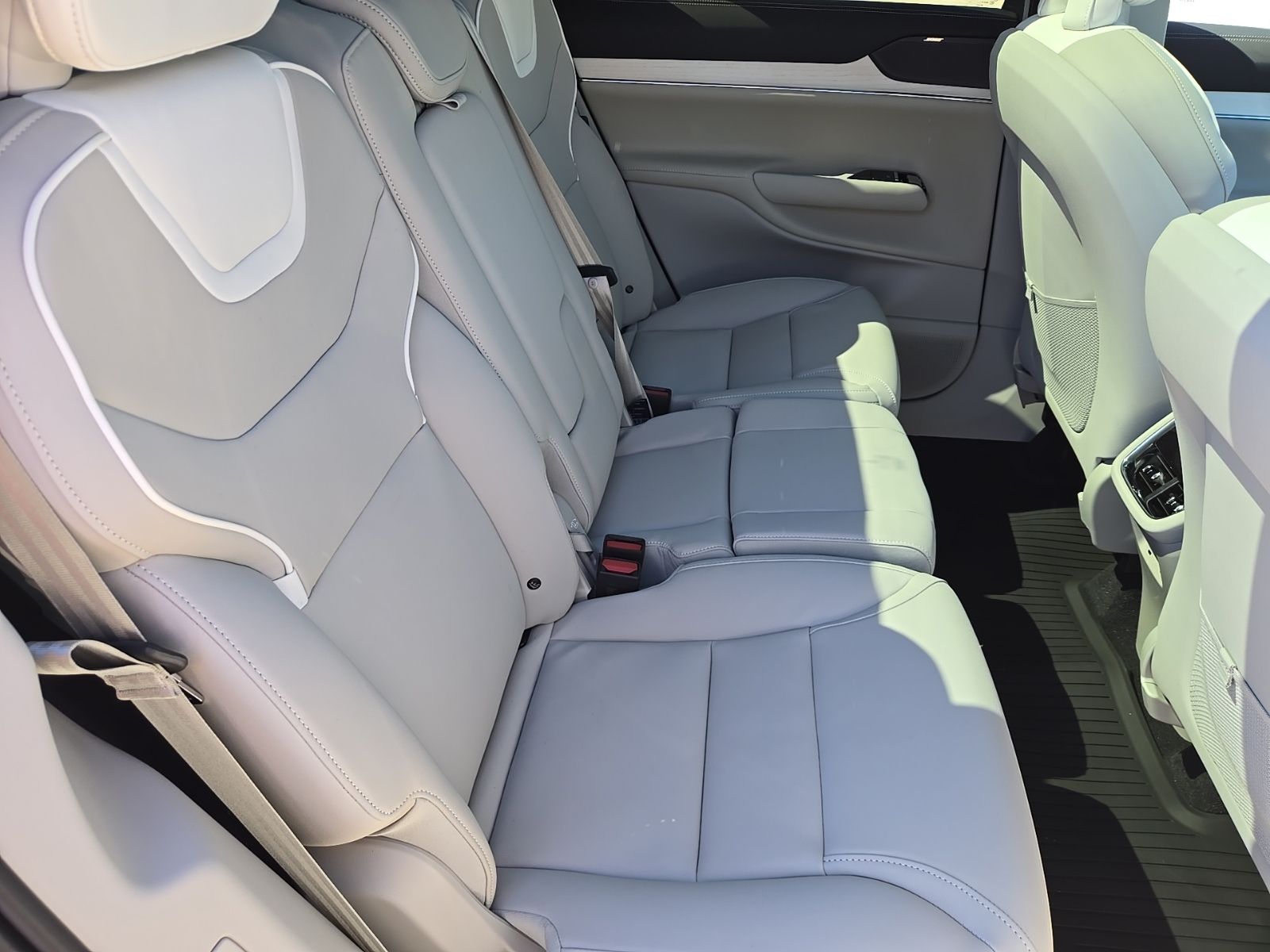 2025 Volvo EX90 Plus - Photo 26