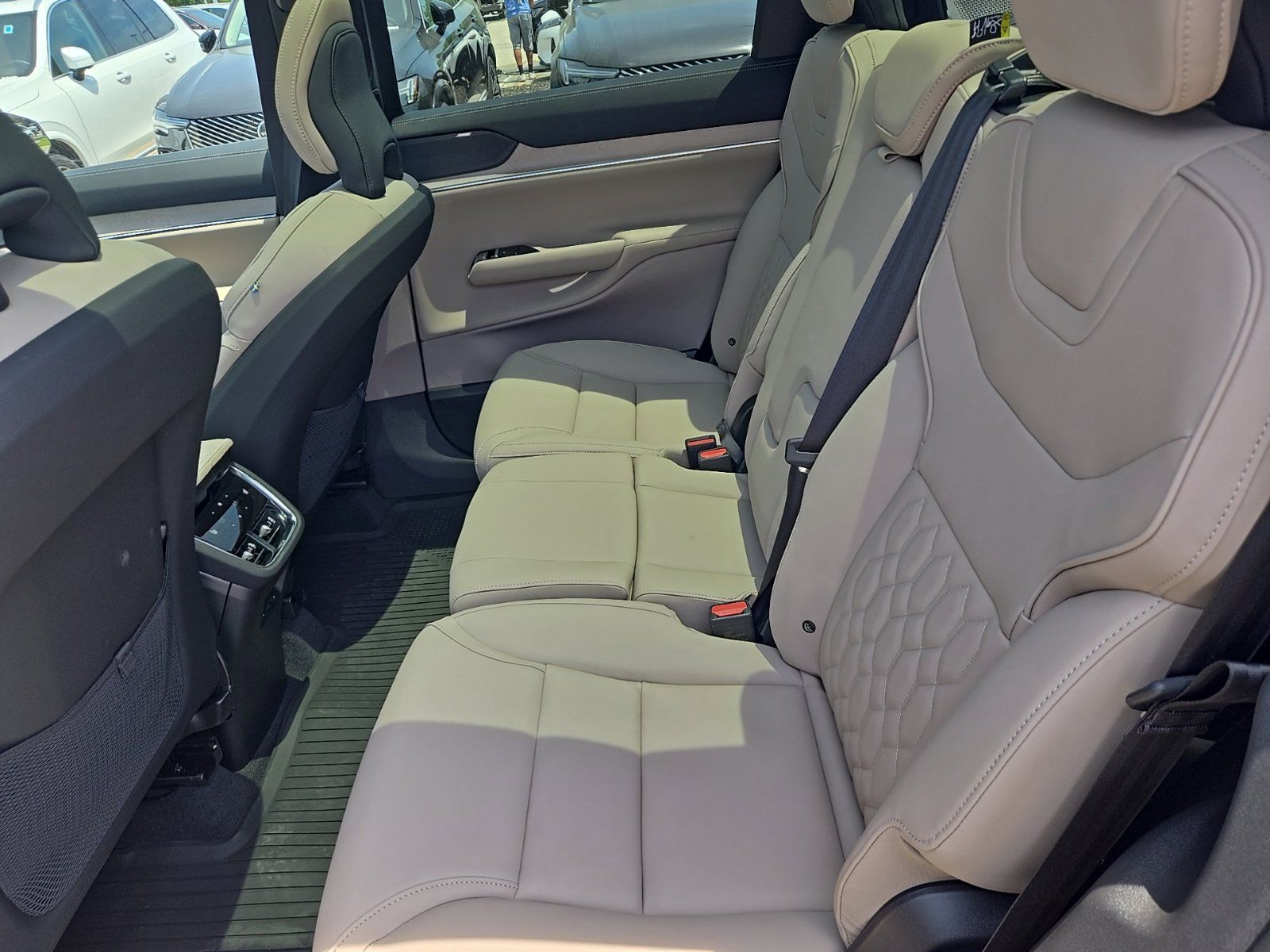 2025 Volvo EX90 Plus - Photo 34