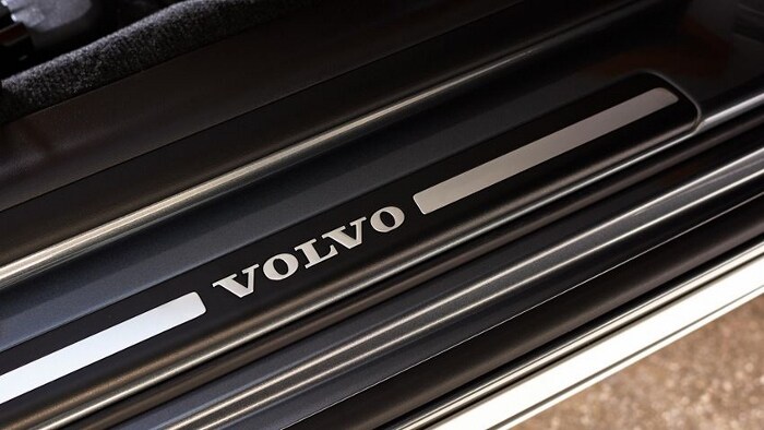 2017-Volvo-S60-Cross-Country-Interior-Running-Boards (700x394).jpg