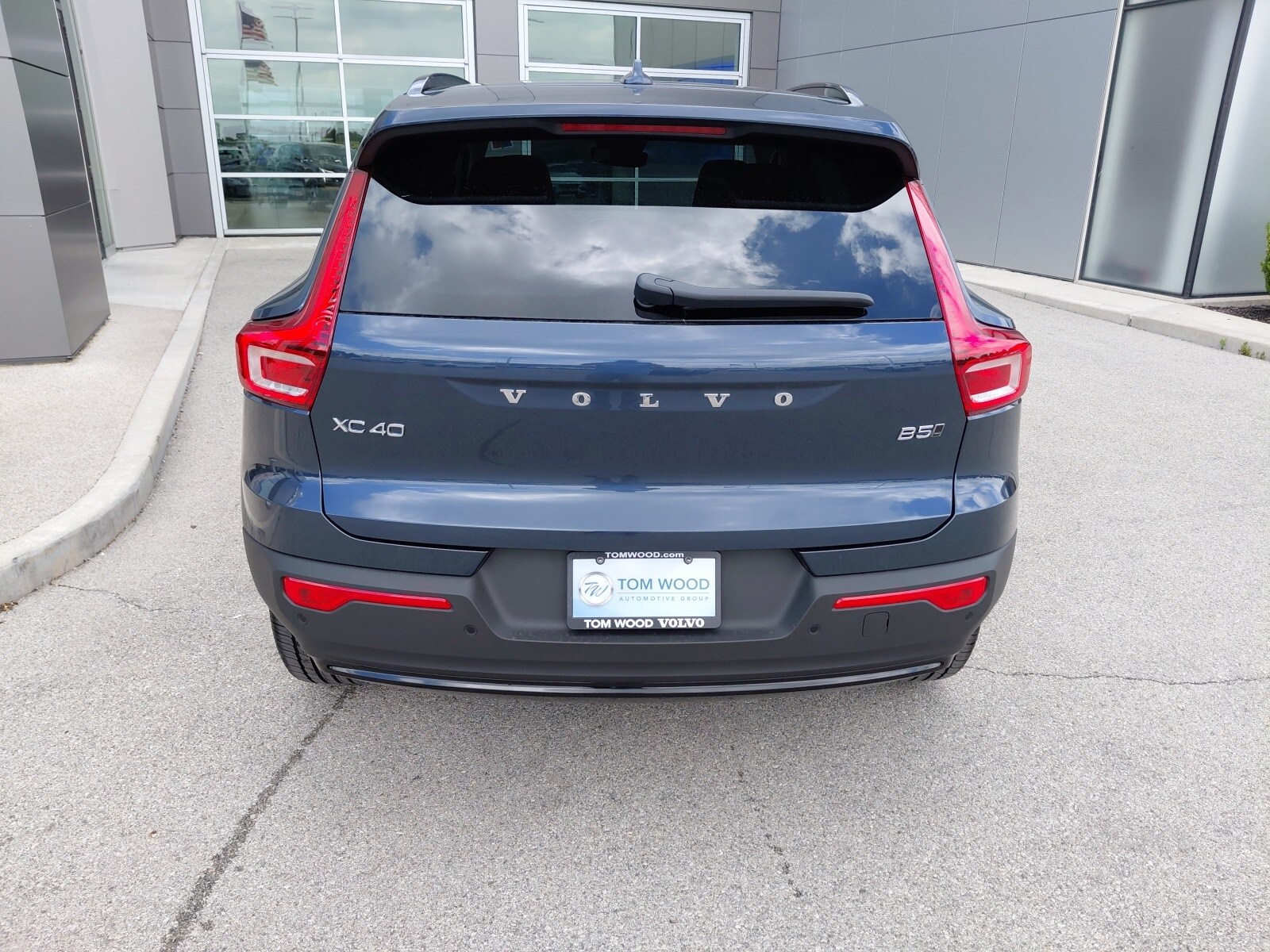 2026 Volvo XC40 Core photo 2