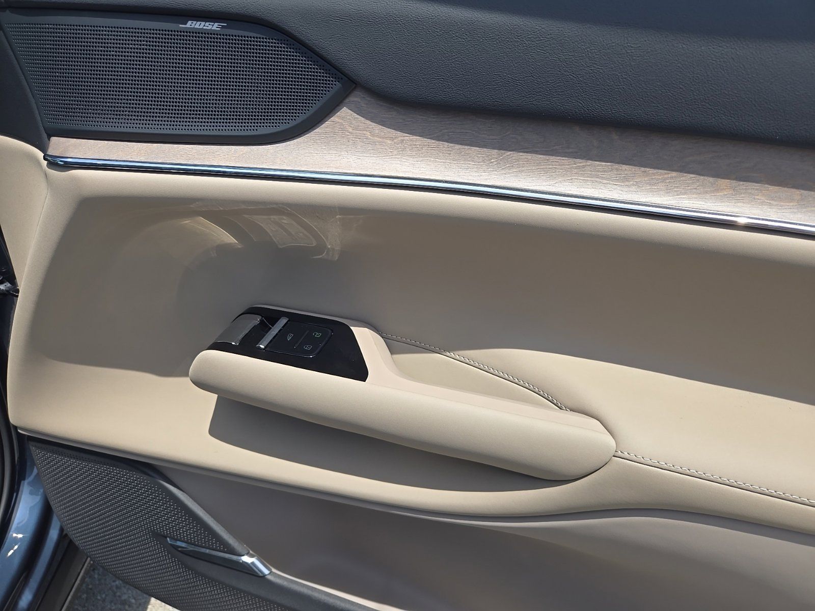 2025 Volvo EX90 Plus - Photo 31