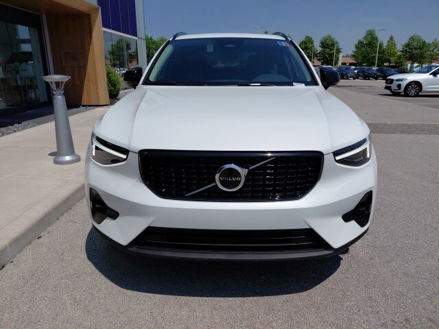 2025 Volvo XC40 Plus photo 3