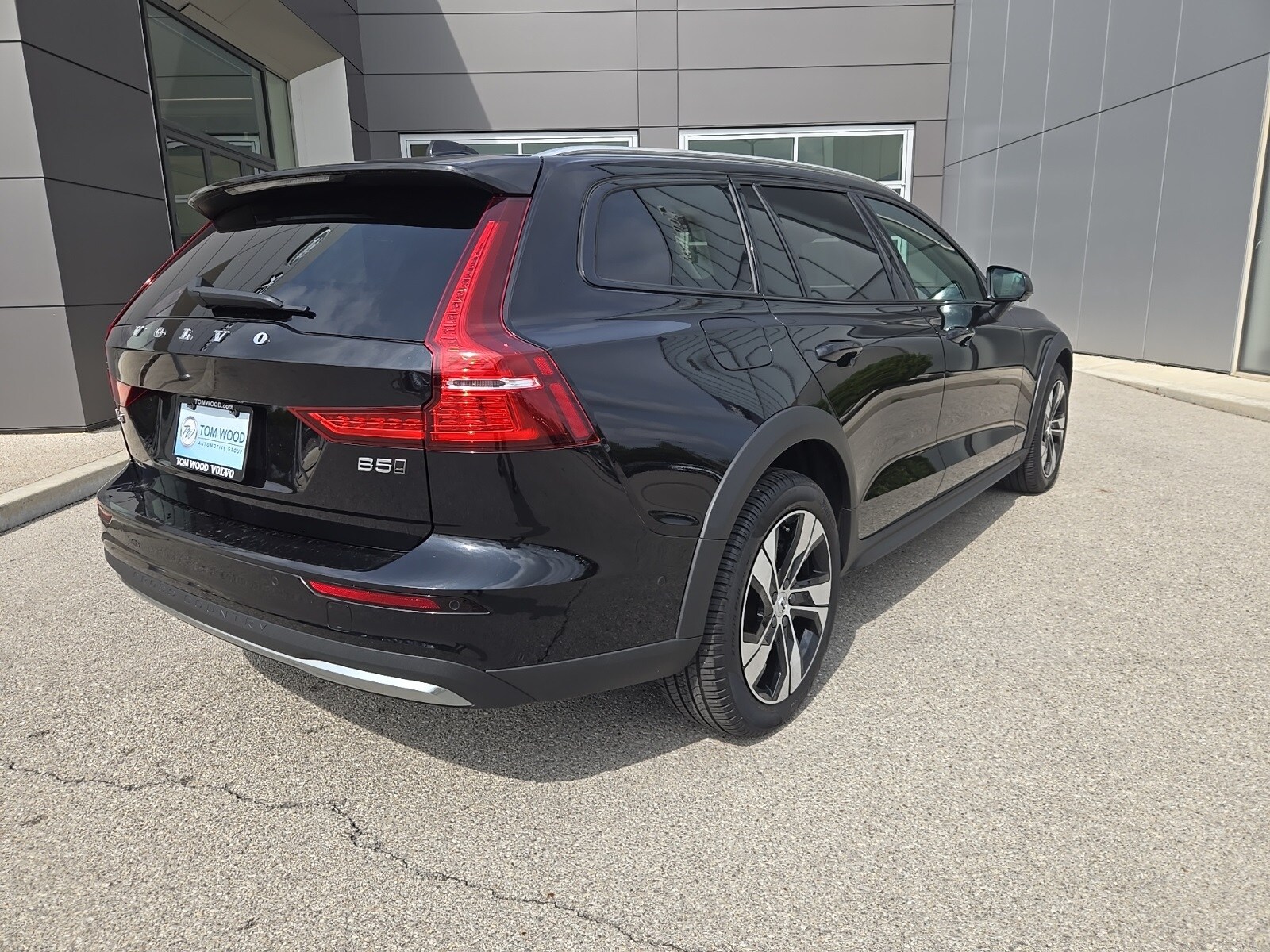 2024 Volvo V60 Cross Country B5 Plus photo 2