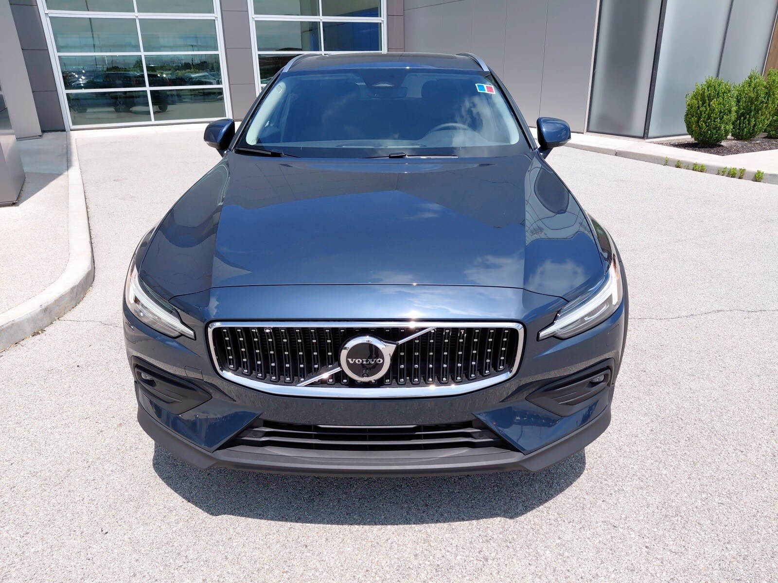 2026 Volvo V60 Cross Country B5 Plus photo 3
