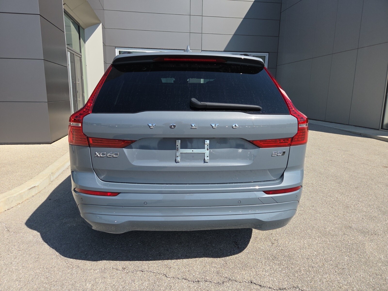 2022 Volvo XC60 B5 Momentum photo 4
