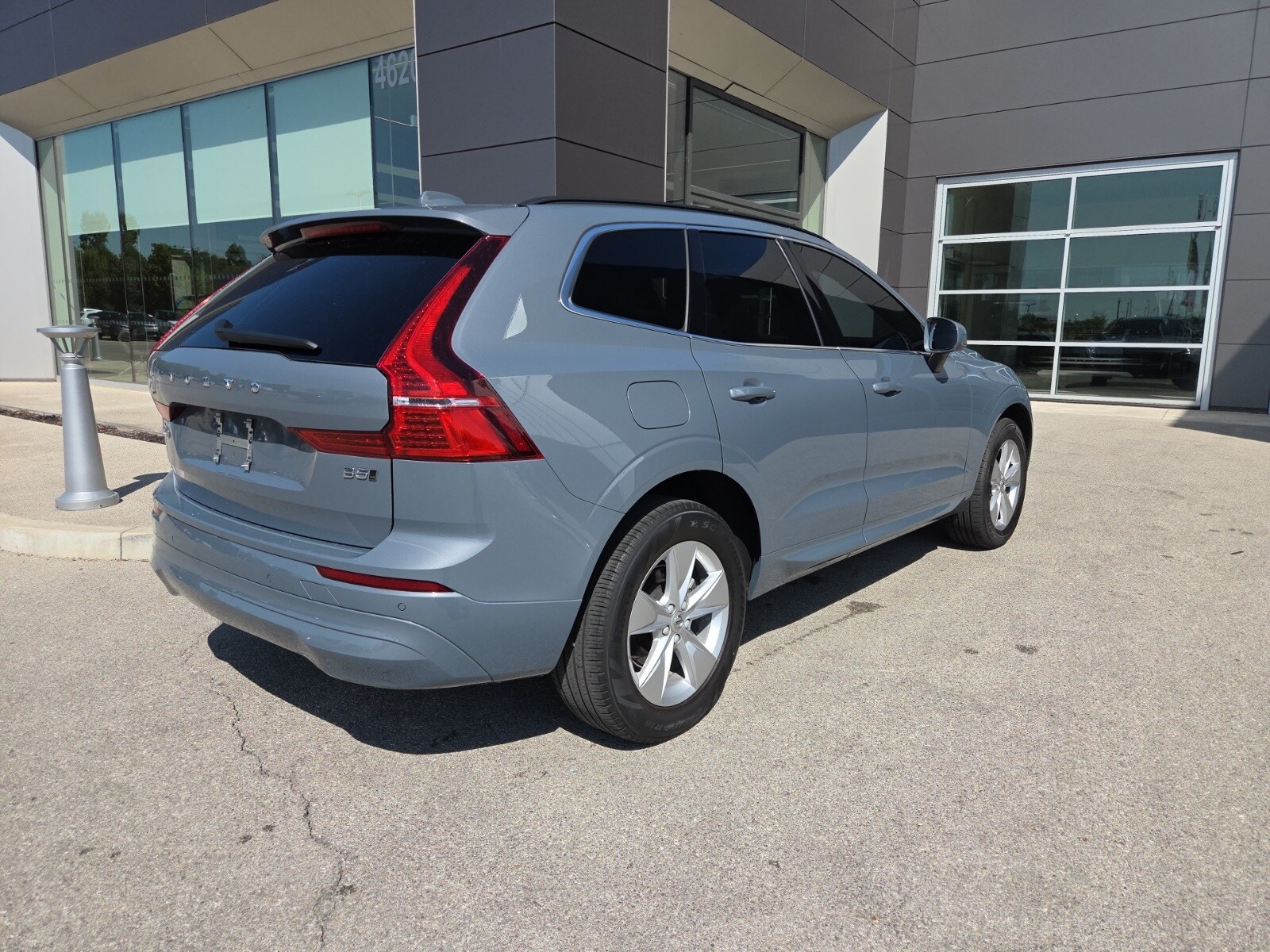 2022 Volvo XC60 B5 Momentum photo 2