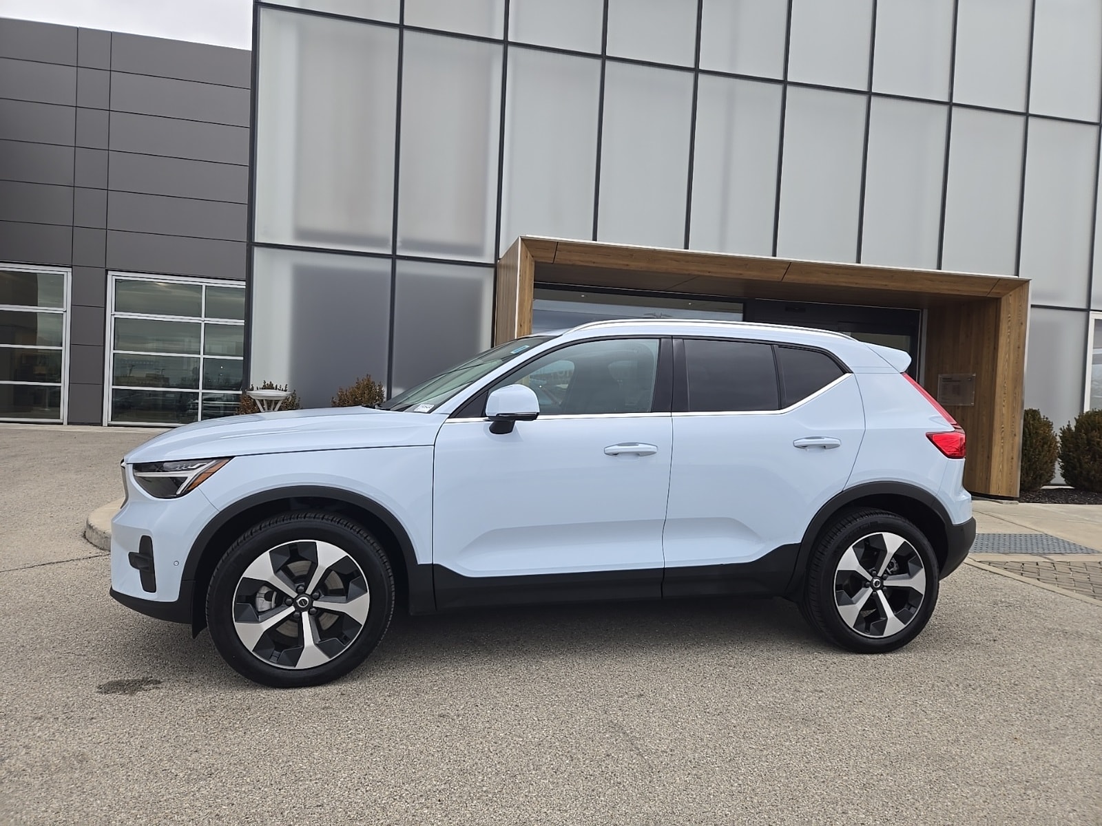 2025 Volvo XC40 Plus's photo