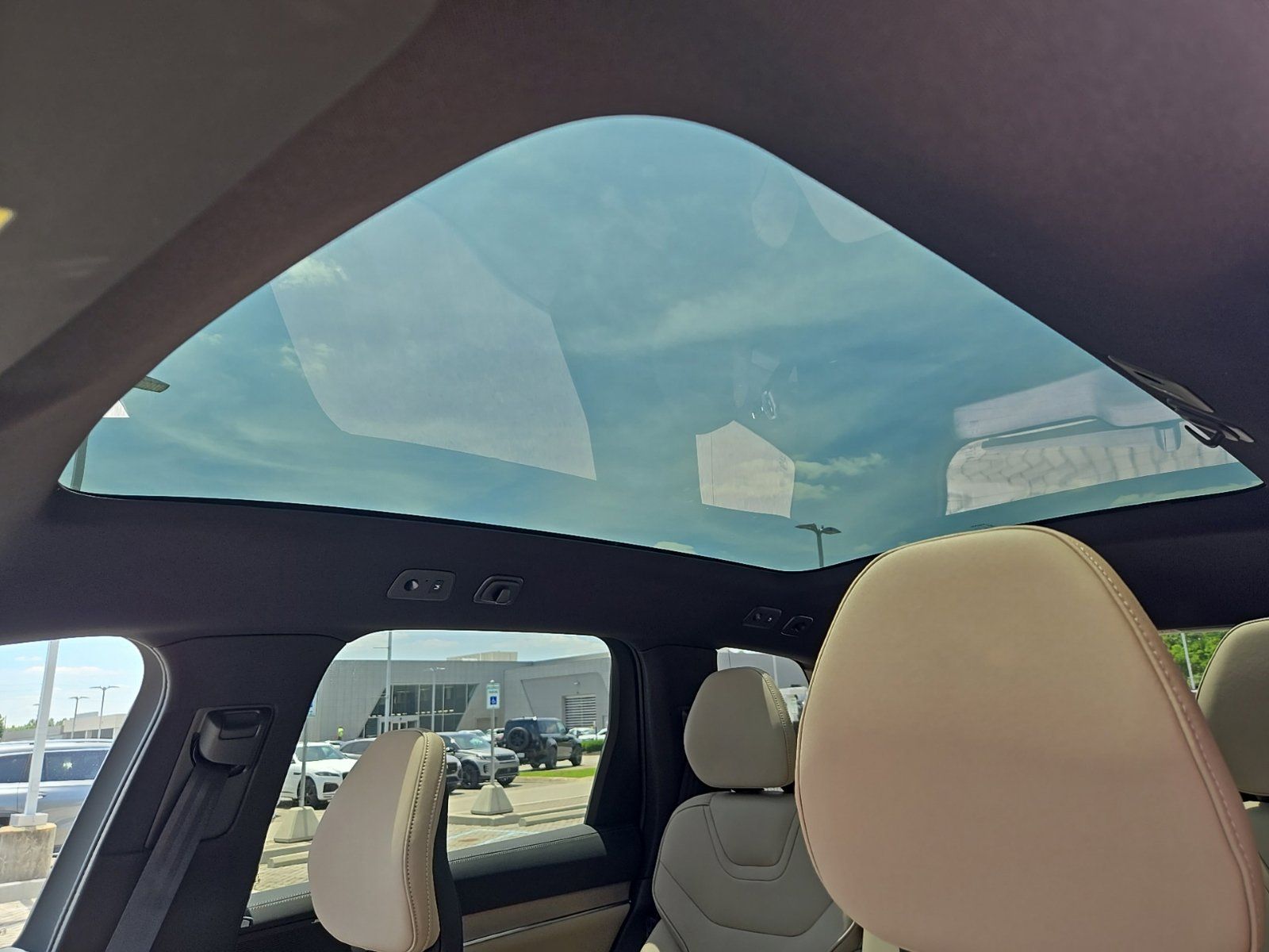 2025 Volvo EX90 Plus - Photo 23