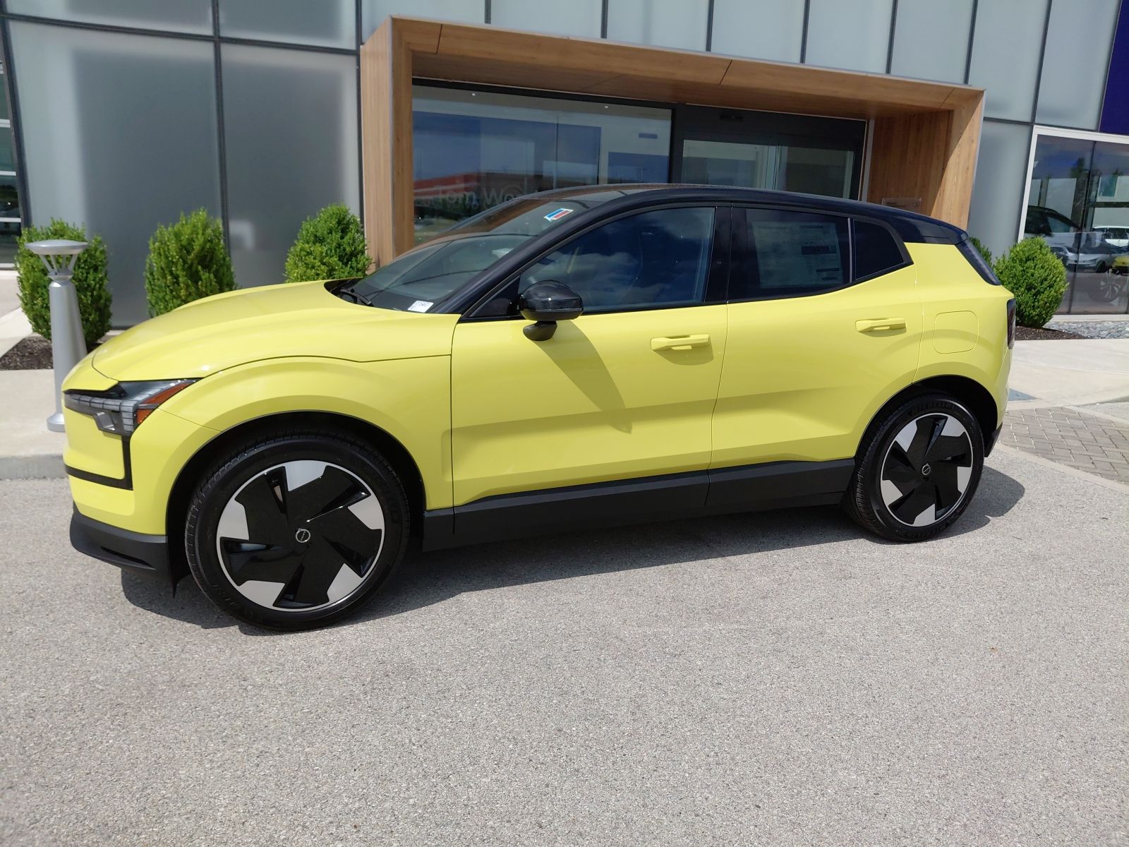 2025 Volvo EX30 Twin Motor Performance Plus's photo