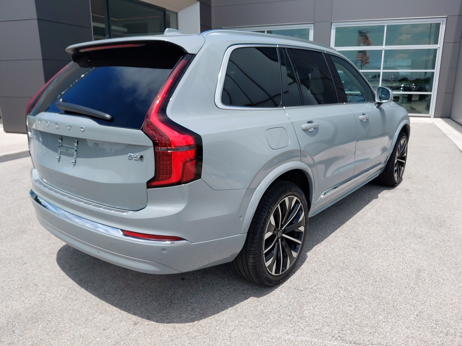 2026 Volvo XC90 Plus Black Edition photo 2