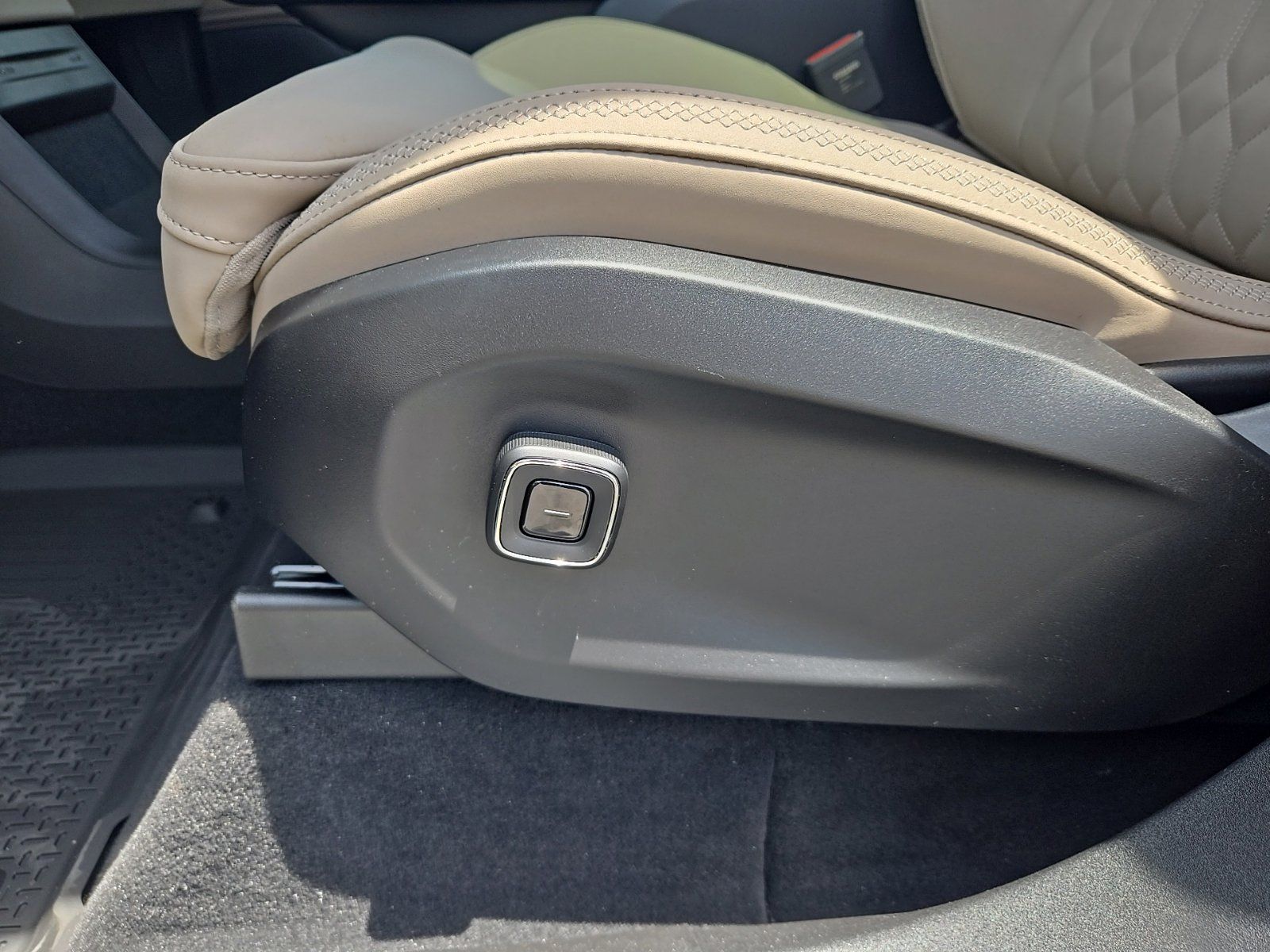2025 Volvo EX90 Plus - Photo 25