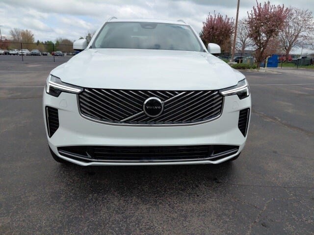 2025 Volvo XC90 B5 Core photo 3