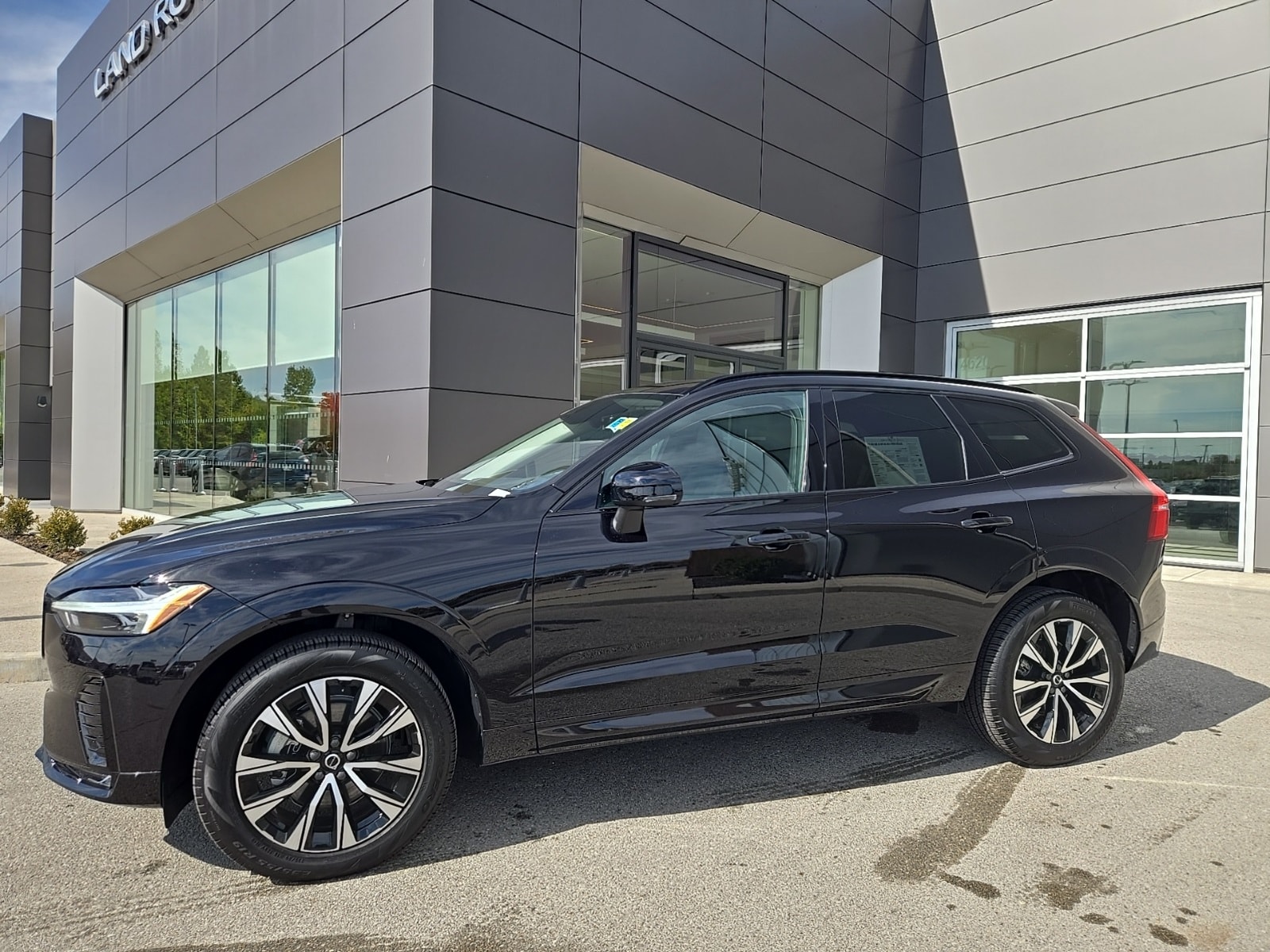 2025 Volvo XC60 Core's photo