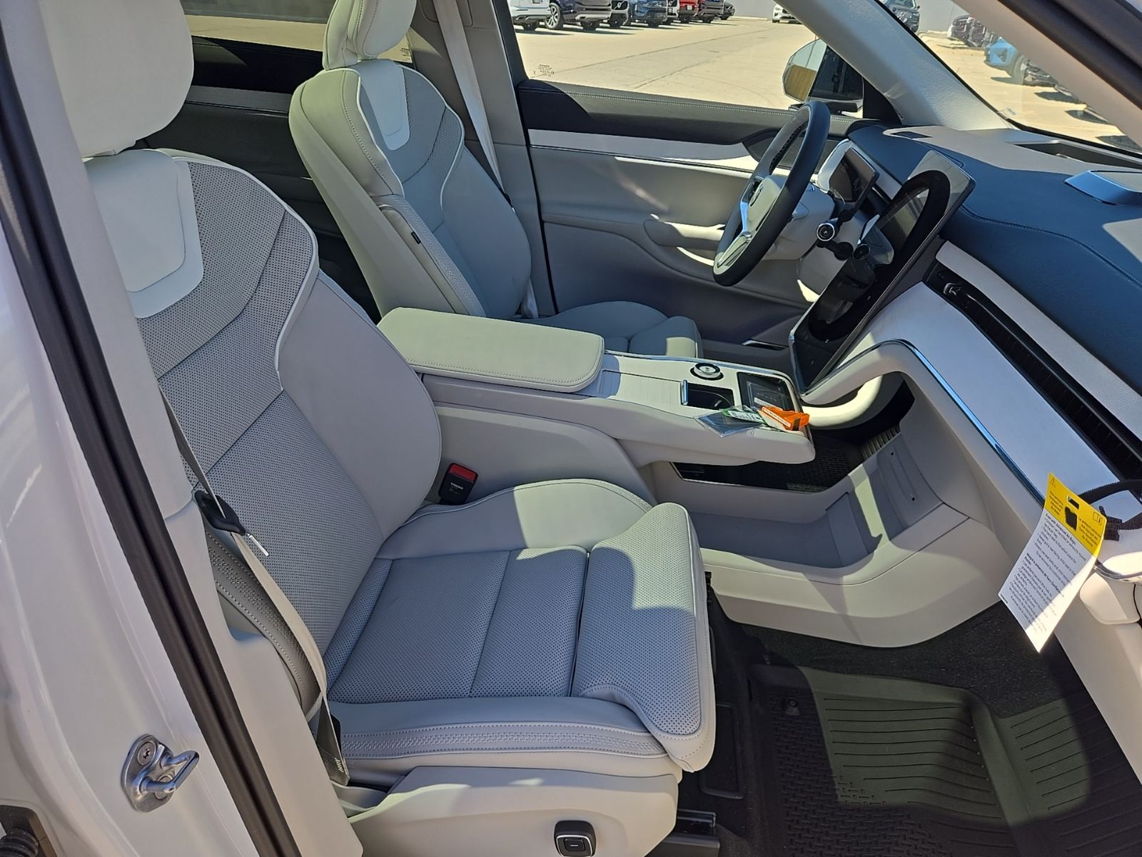 2025 Volvo EX90 Plus - Photo 23