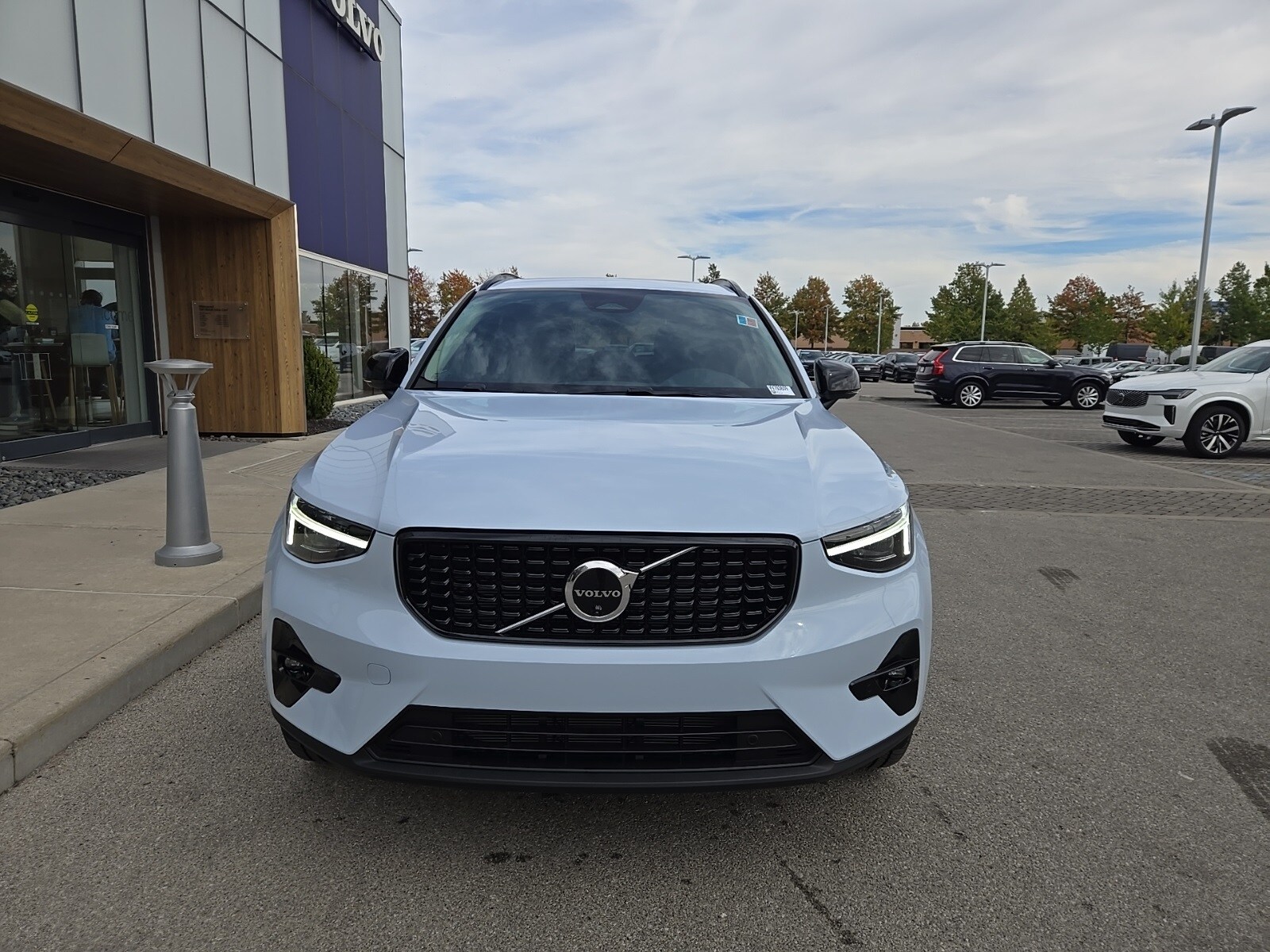 2026 Volvo XC40 Plus photo 2