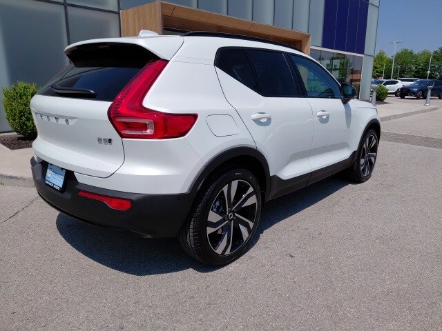2025 Volvo XC40 Plus photo 2