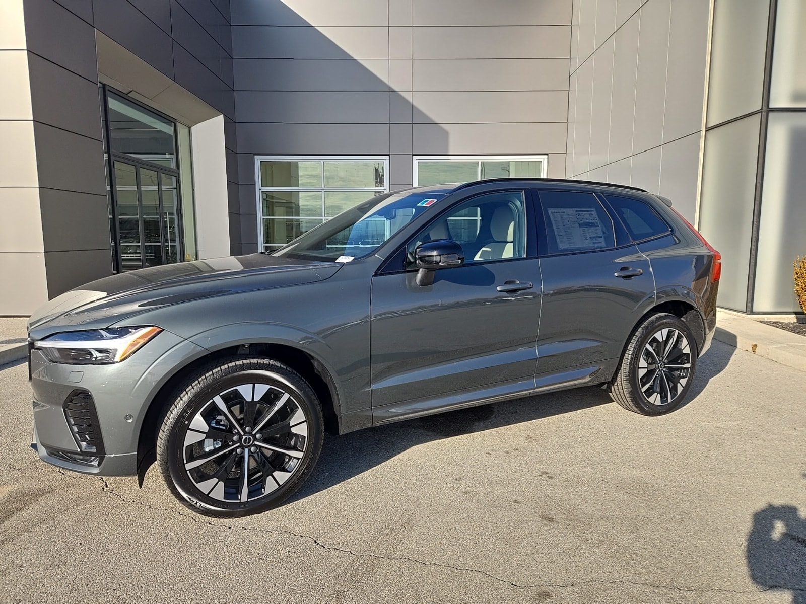 2026 Volvo XC60 Plus's photo