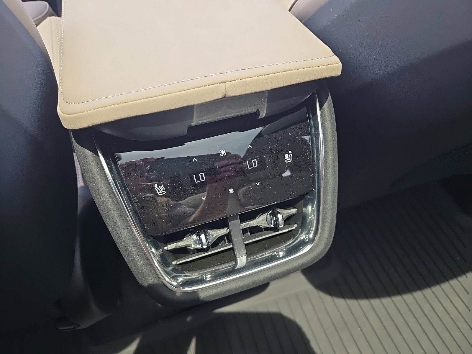 2025 Volvo EX90 Plus - Photo 36