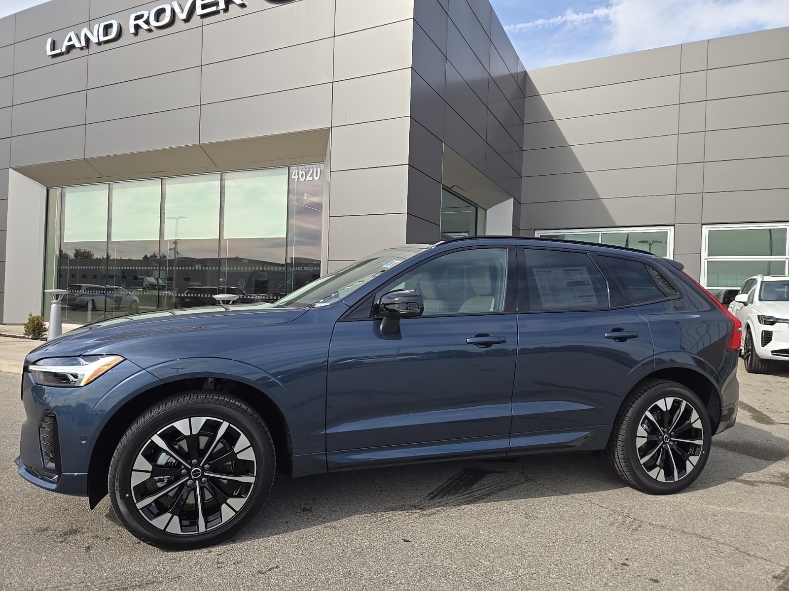 2026 Volvo XC60 Plus's photo