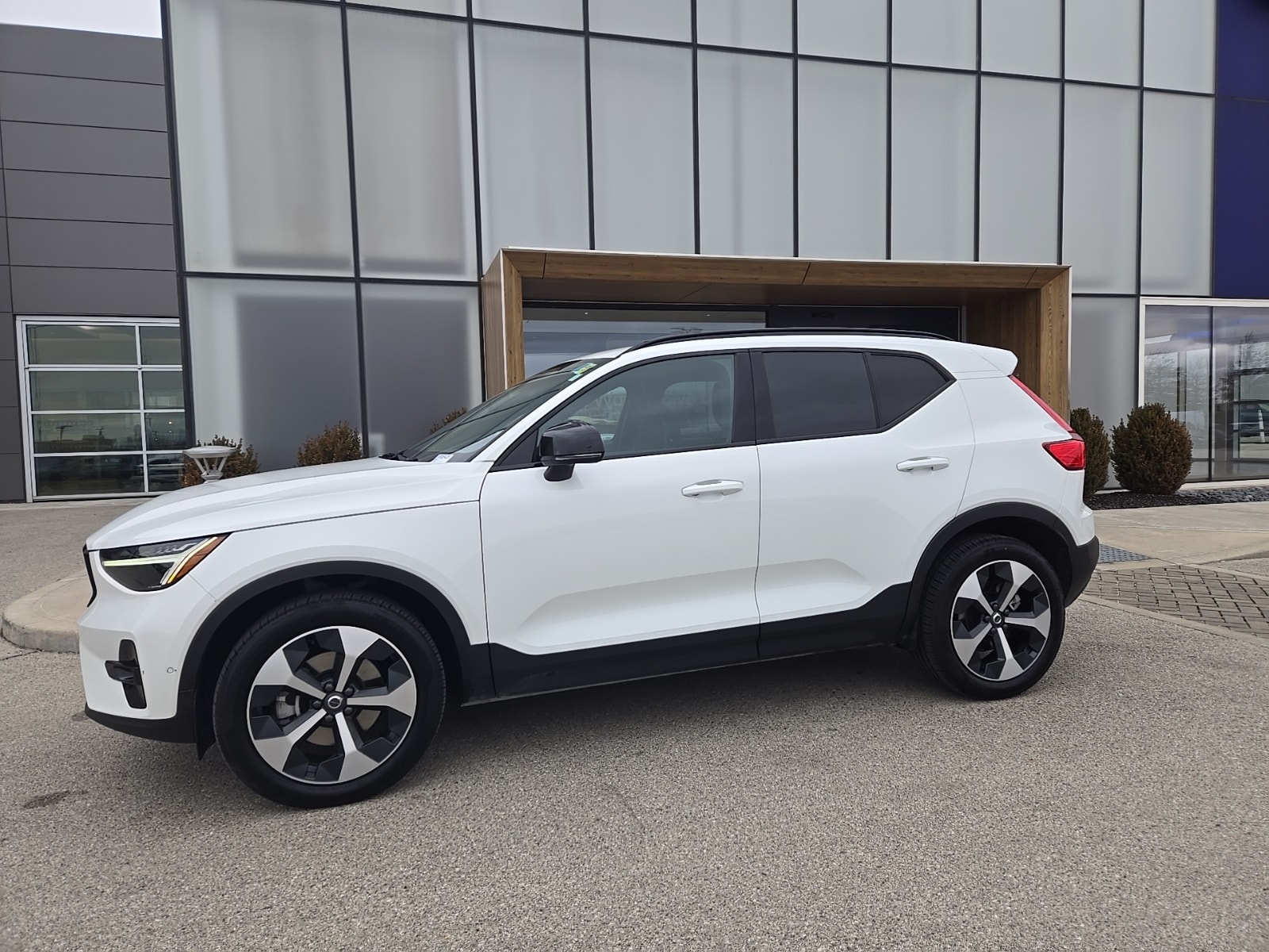 2025 Volvo XC40 Plus