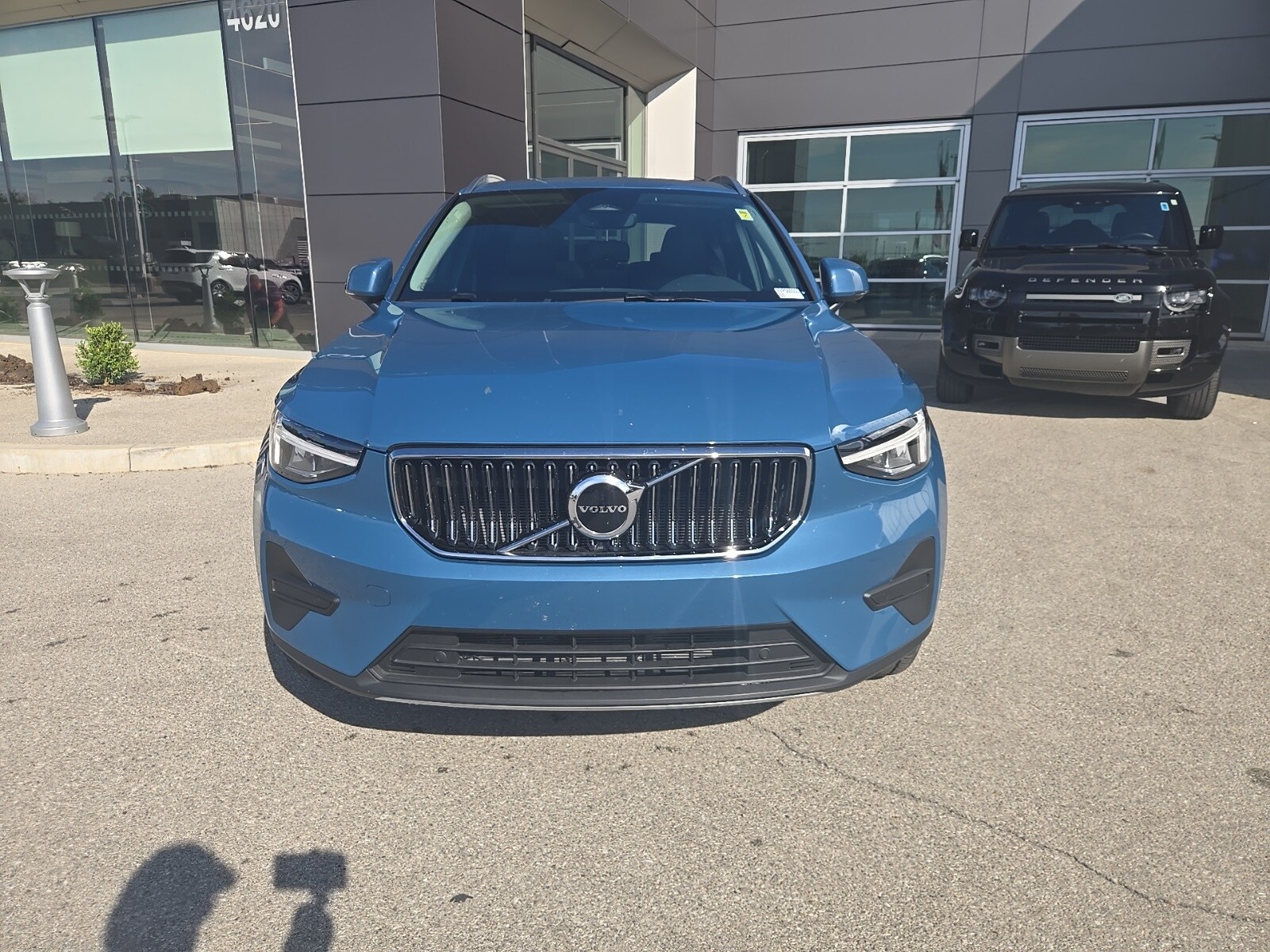 2025 Volvo XC40 Core photo 3
